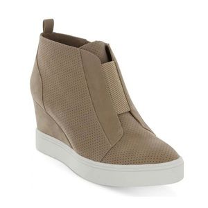 NWOT Mia Suede Cristi Tan Wedge Sneakers Size 8